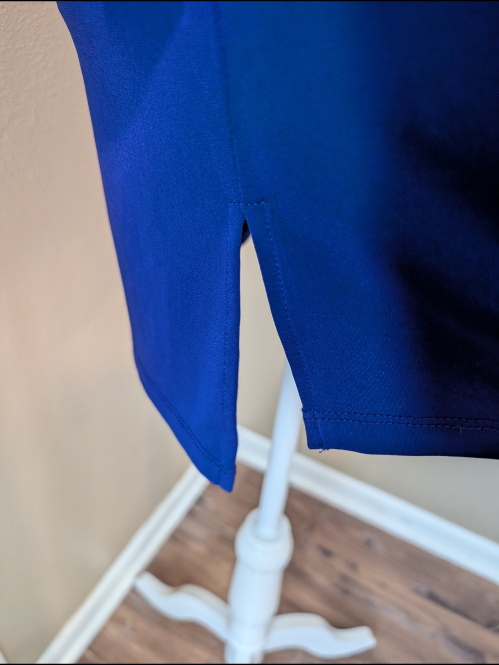 Susan Graver Large Royal Blue Keyhole Neck Top - Picture 7 of 9